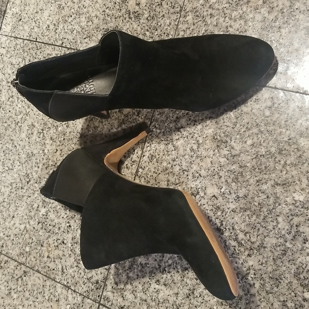 VINCE  CAMUTO Vanieta Bootie 9 1/2M